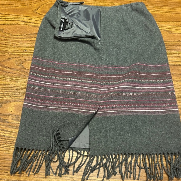 Wool blend fringed gray skirt with pink stitching, size 12P - Picture 4 of 7